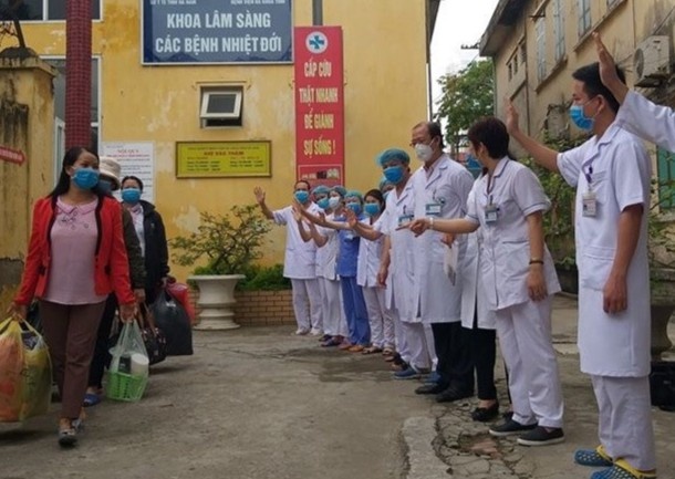 Bac si vay tay tam biet nguoi mac Covid-19 khoi benh hinh anh