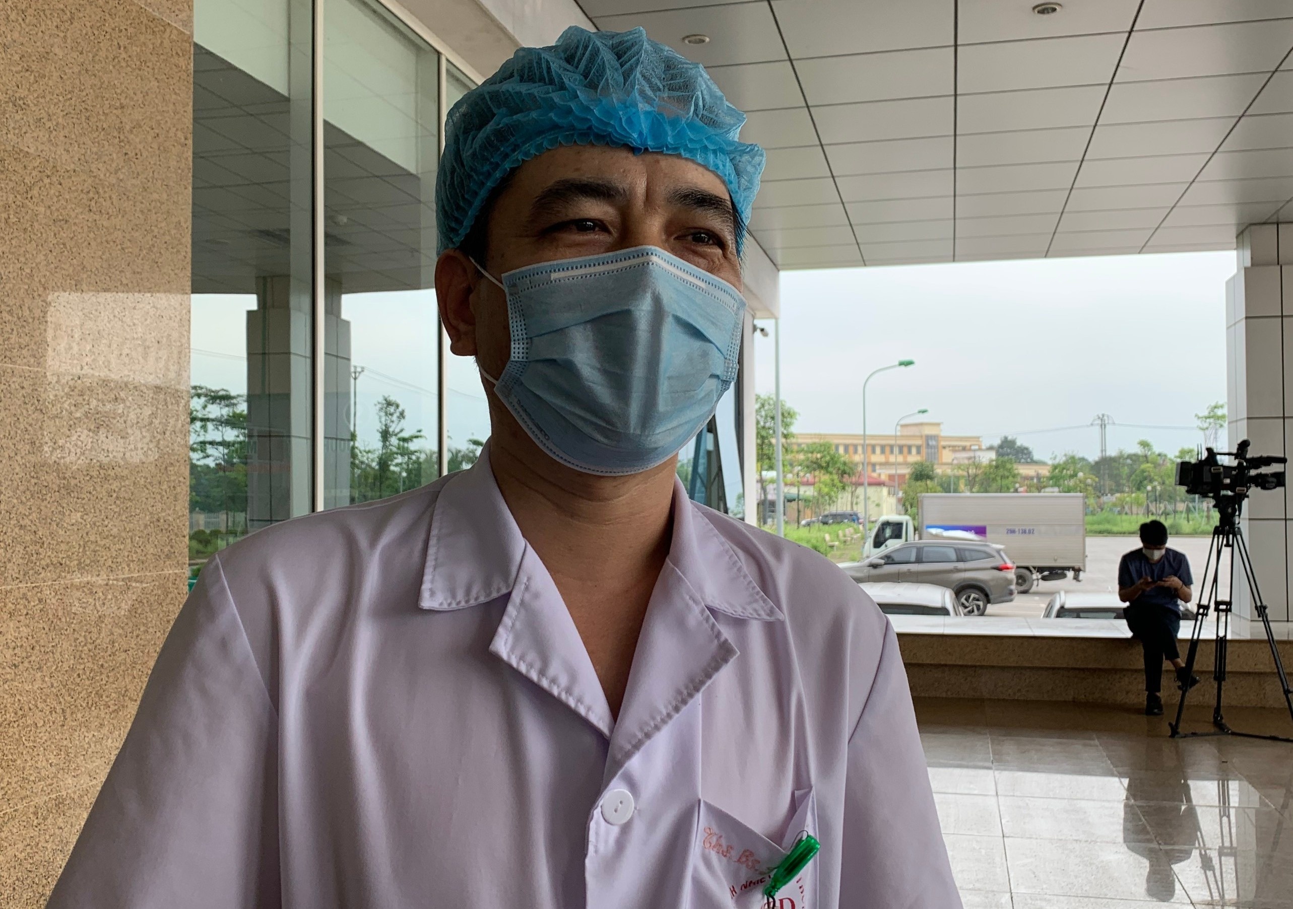 Bac si dieu tri benh nhan Covid-19 o Ha Noi mac bim khi lam viec hinh anh