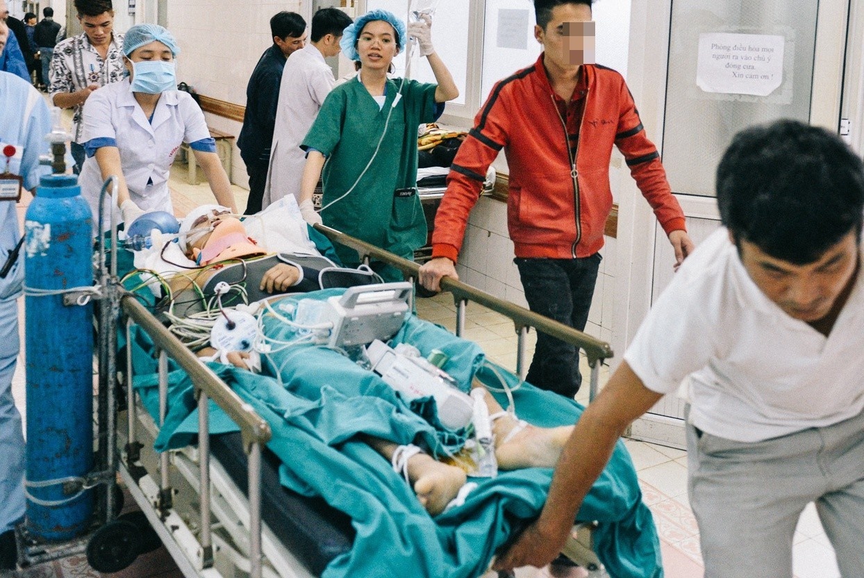 'Chay dua voi tu than' cuu chang trai bi hai thanh sat dam xuyen nguoi hinh anh