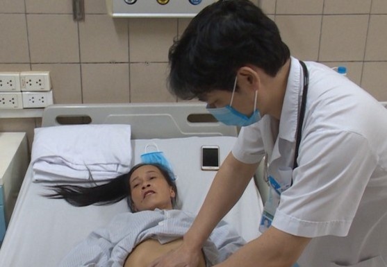 Nu benh nhan hon me, ton thuong tim, gan vi soc nhiet hinh anh