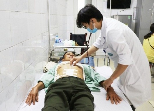 Cuu nguoi dan ong bi thung tang rong hinh anh