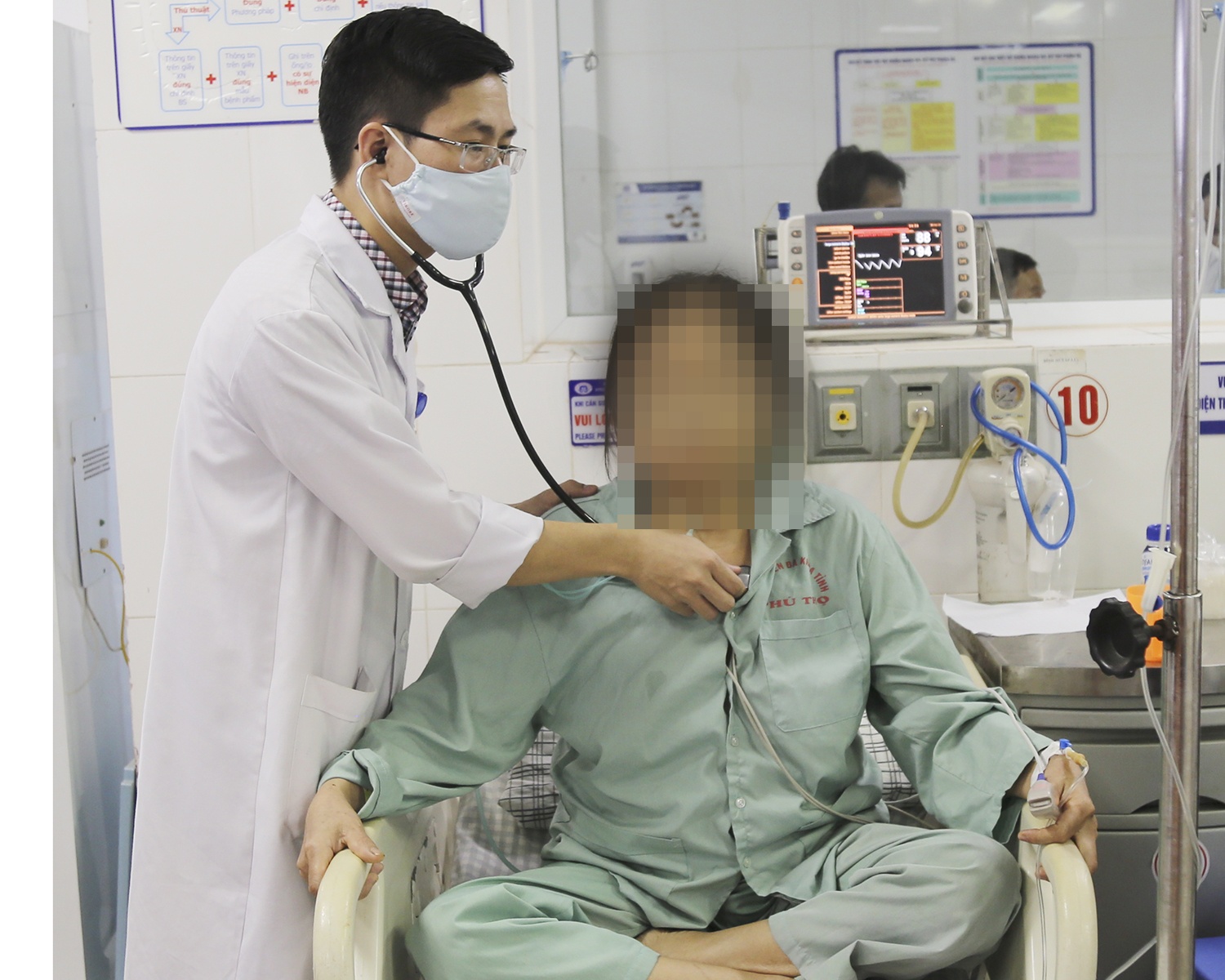 Tuc nguc khong do vi tran mot lit mau mang ngoai tim hinh anh