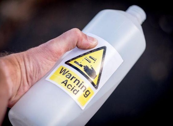 Lam gi khi bi tat axit? hinh anh