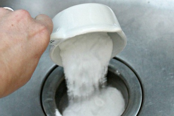 Be 2 tuoi uong nham bot tay rua bon cau hinh anh