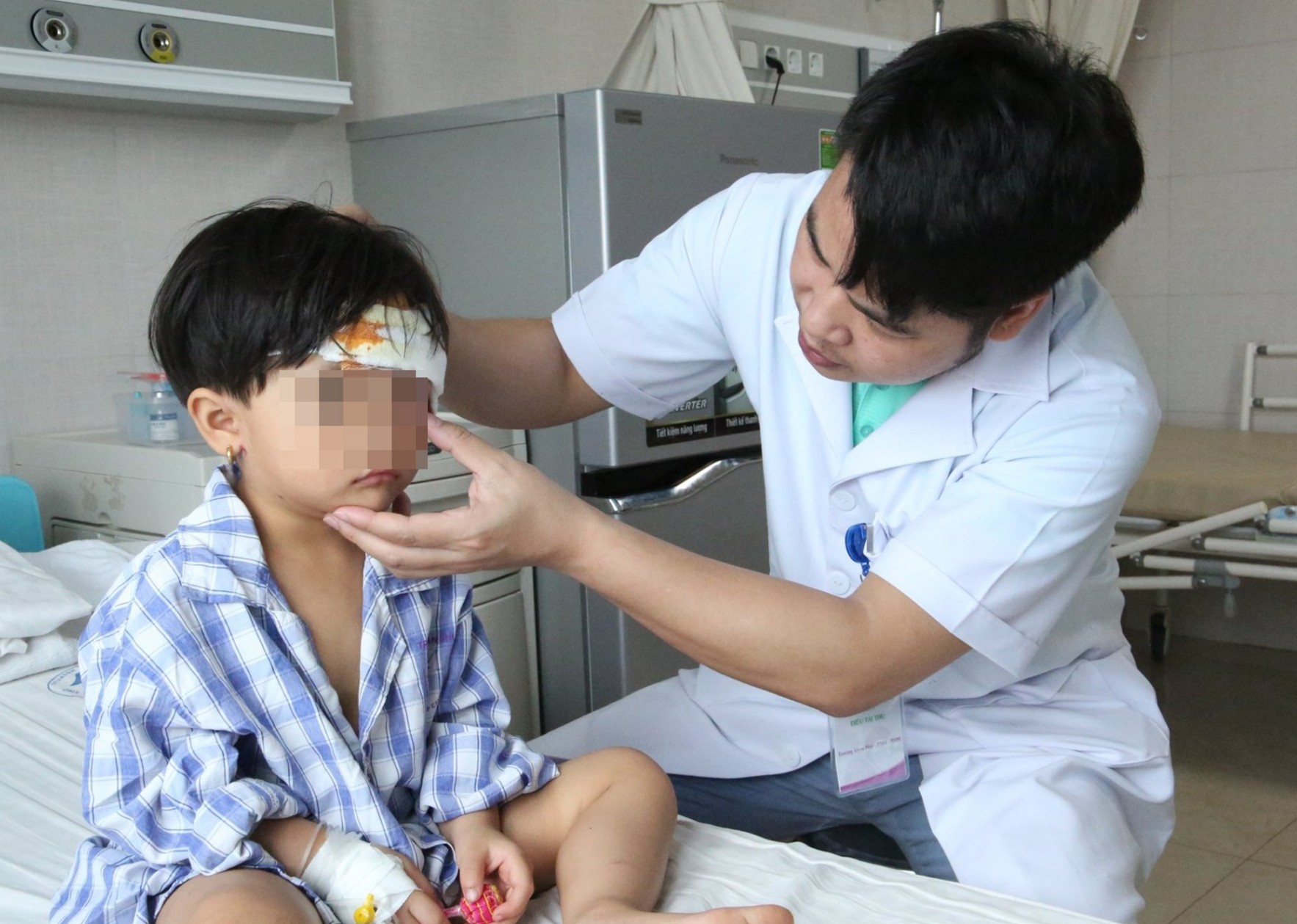 Be gai 3 tuoi bi cho nha hang xom can lo xuong tran hinh anh