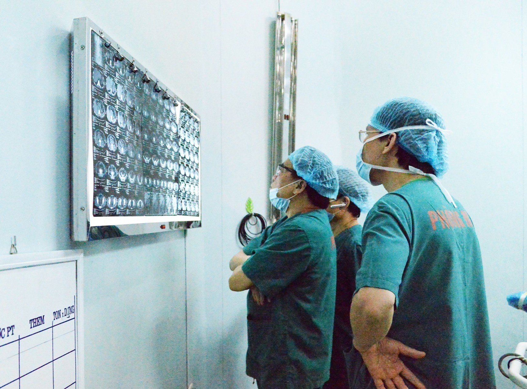 Chua khoi dau dau nho phat hien thu pham giau mat hinh anh