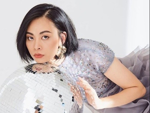 Om con khoc vi tang 30 kg, nguoi me giam can dep hon thoi thieu nu hinh anh