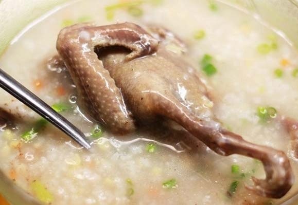 Suyt chet vi xuong ga mac ngang thuc quan hinh anh