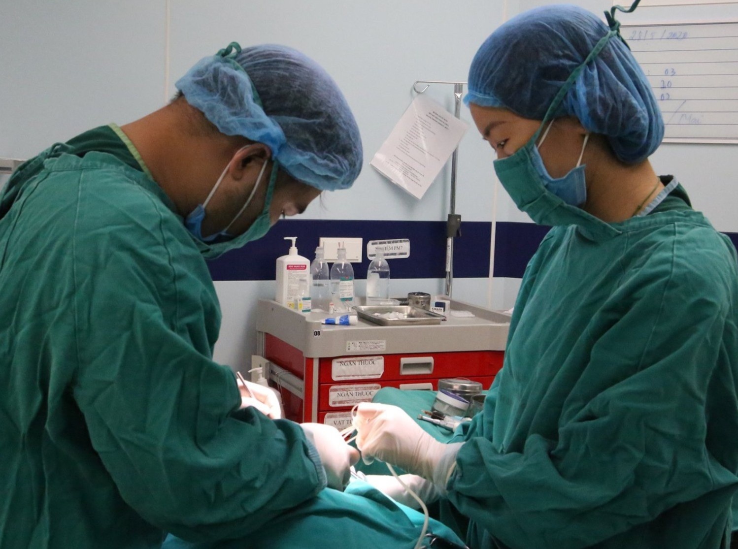 Be trai rach 5 cm vom mieng vi nghich dua hinh anh