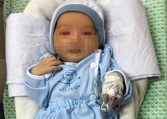 Be trai bi bo roi o ho ga da mat hinh anh