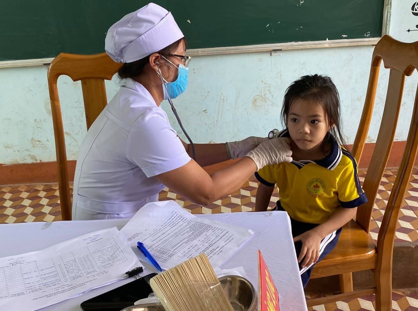 Tiem gap vaccine bach hau cho gan 5 trieu nguoi tai Tay Nguyen hinh anh