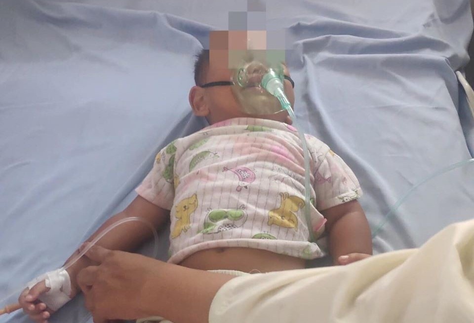 Be 16 thang tuoi uong nham dau hoa trong chai nuoc giai khat hinh anh