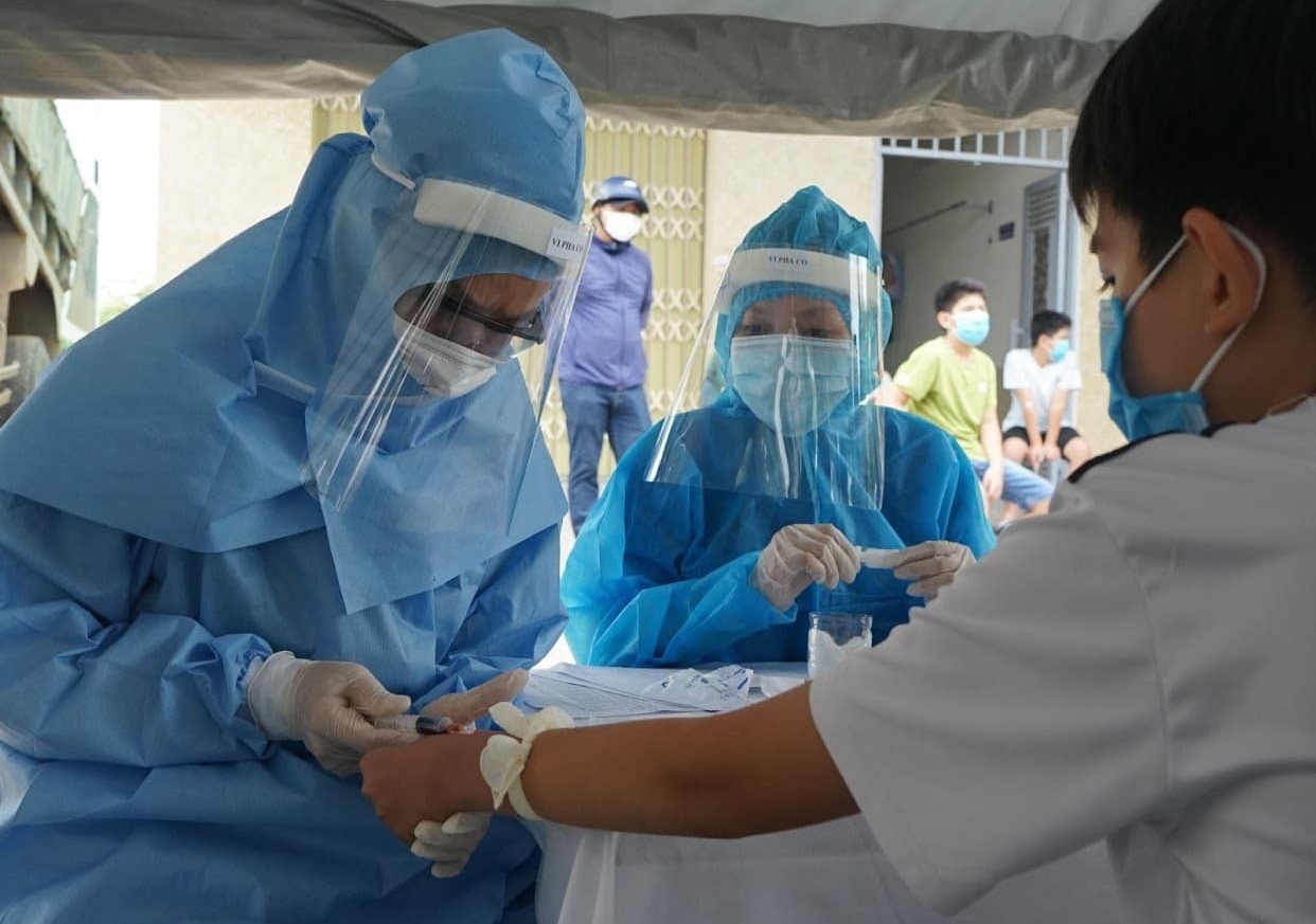 Da Nang khan truong xet nghiem Covid-19 cho nguoi dan hinh anh
