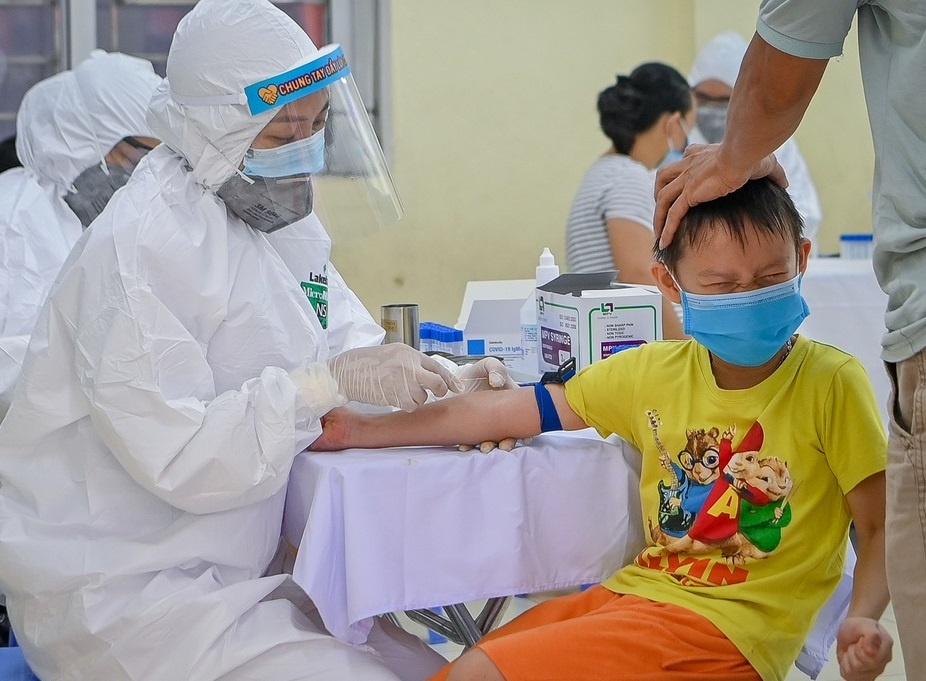 Xet nghiem nhanh am tinh van co the mac Covid-19 hinh anh