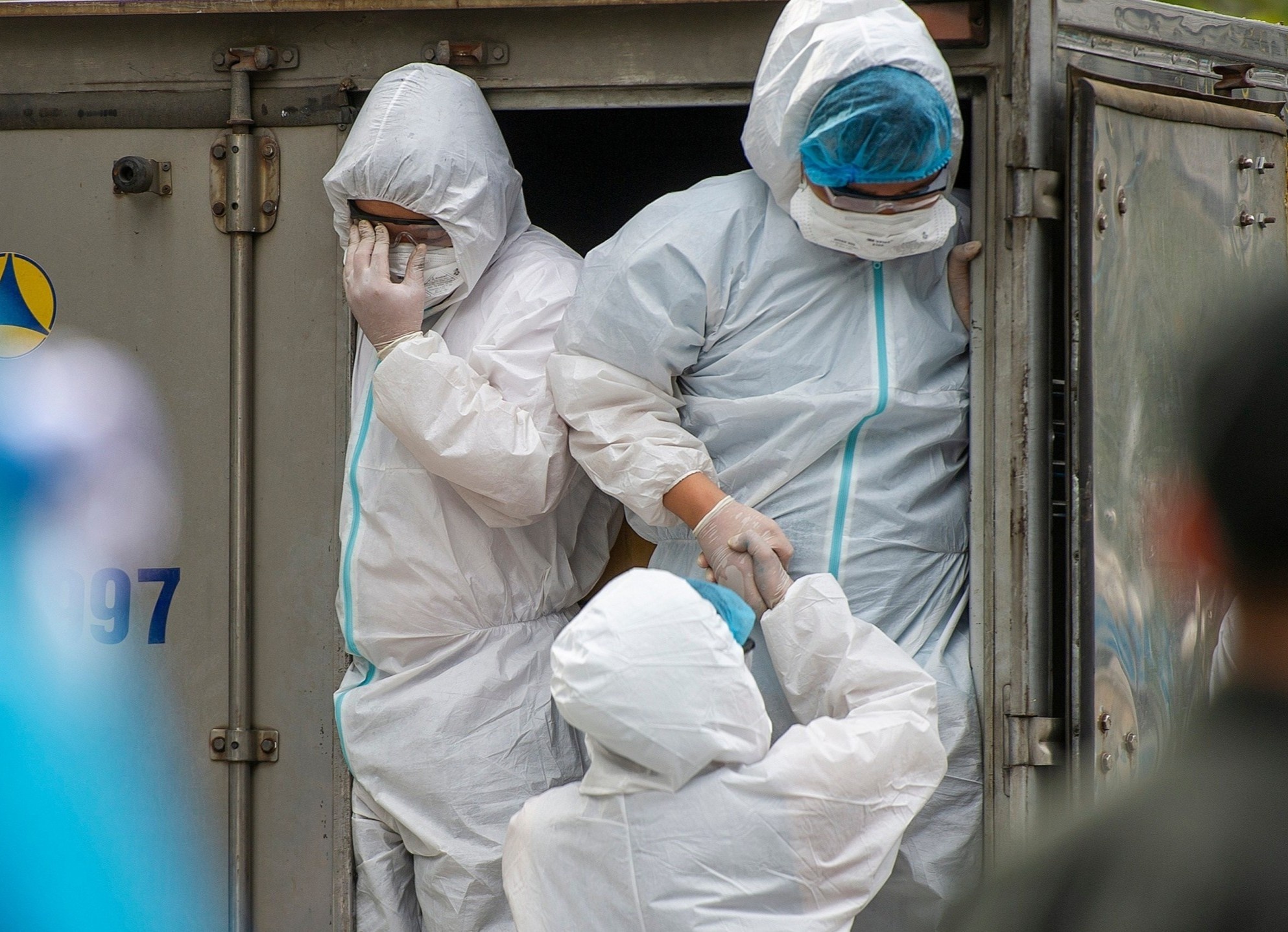 Thu truong Bo Y te: 'Phai bao ve chien si ao trang khong bi thuong' hinh anh