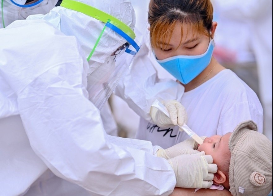 Ha Noi xet nghiem rRT-PCR cho nguoi dan nhu the nao? hinh anh