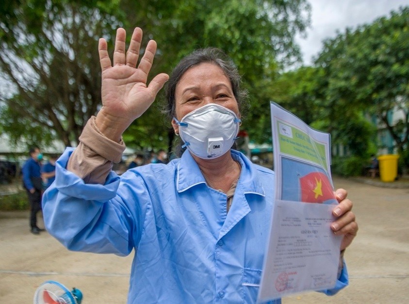 30 benh nhan Covid-19 xuat vien hinh anh