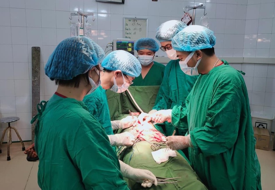 Cuu nguoi dan ong bi dam thau bung hinh anh