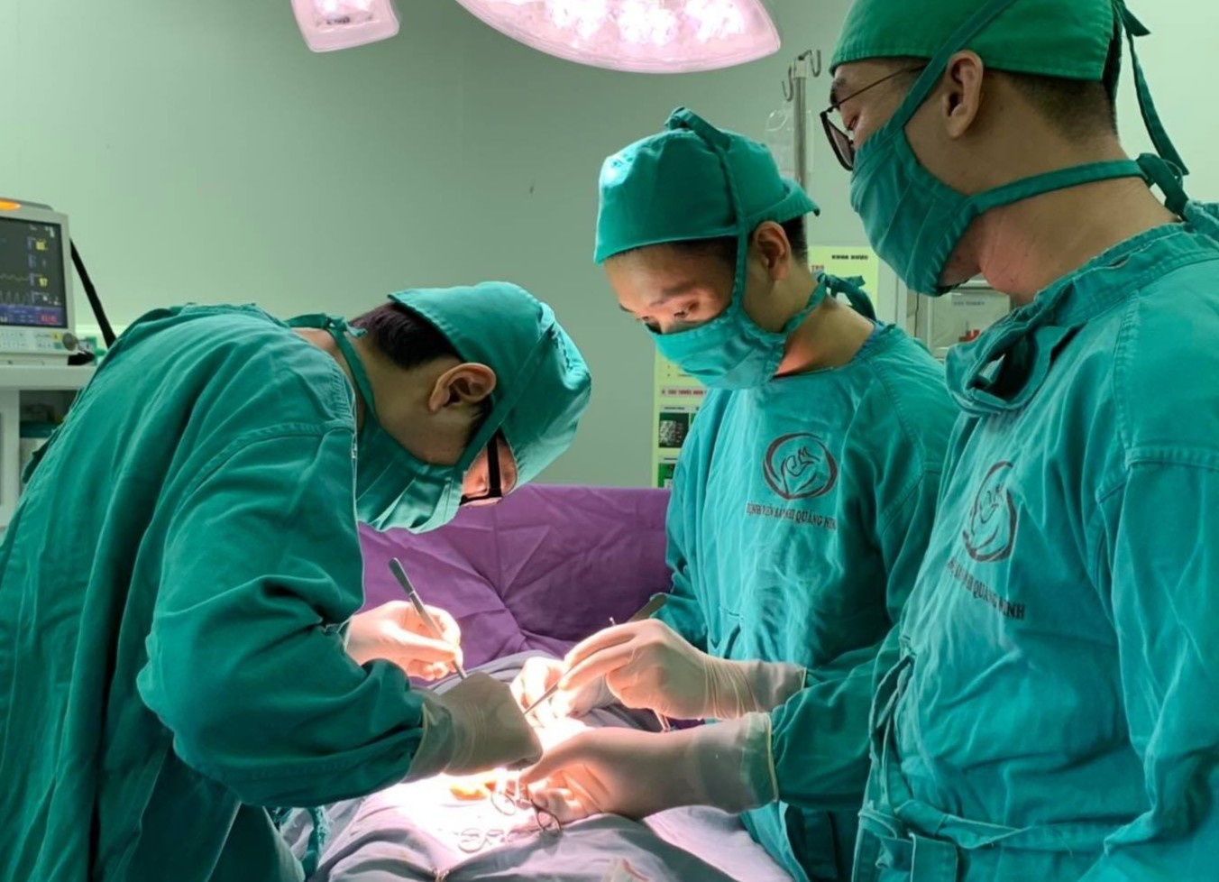 Be 3 tuoi nguy kich sau khi nga cau thang hinh anh