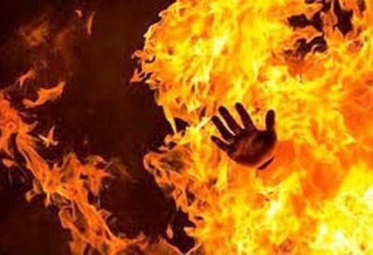 Nguoi phu nu bi chong dot tien luong nang hinh anh