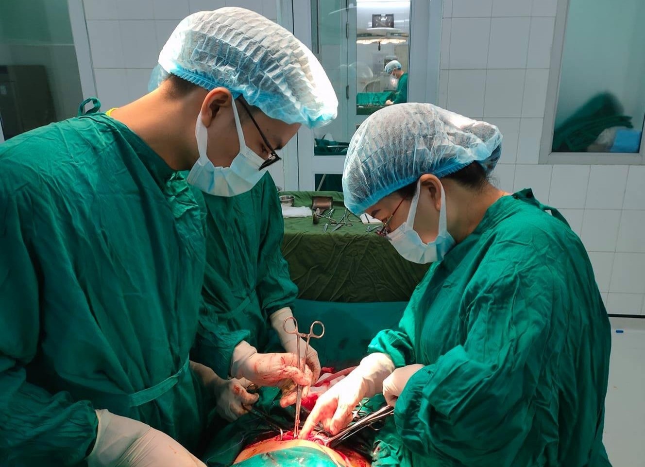 San phu co 2 tu cung sinh con hinh anh