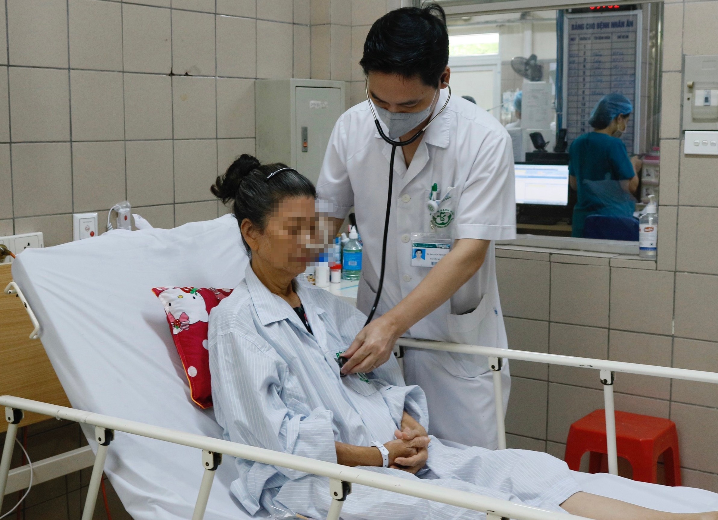 Hang chuc nguoi di kham do tung an pate Minh Chay hinh anh