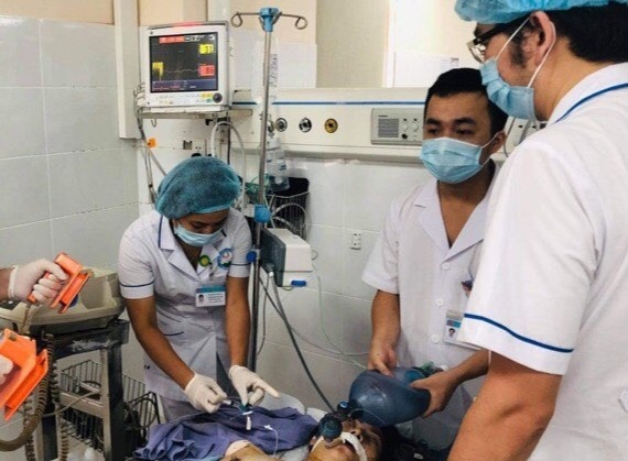 Cuu nu benh nhan ngung tim 60 phut hinh anh