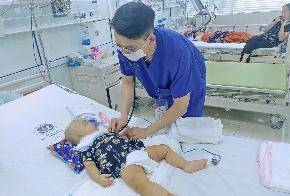 Be trai bi keo dam gay xuat huyet nao hinh anh