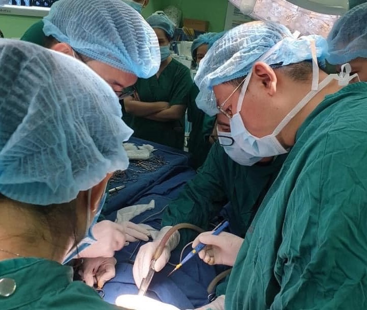 Be trai bi keo dam anh 1