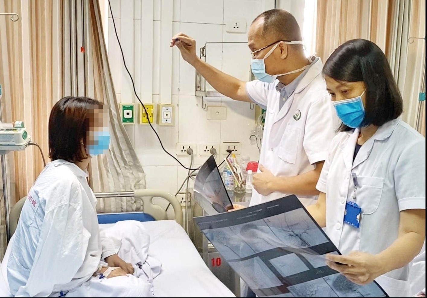 Nguoi phu nu suyt bi mu sau khi tiem filler nang mui hinh anh