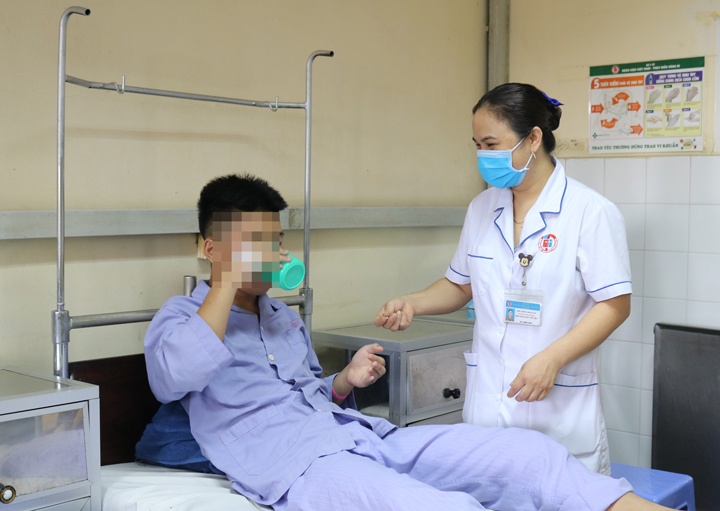 Nam sinh bị rách tầng sinh nôn  ảnh 1 Nam sinh bi rach tang sinh non anh 1