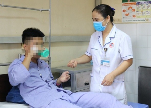 Be trai bi rach tang sinh mon do ban dung but duoi ghe hinh anh