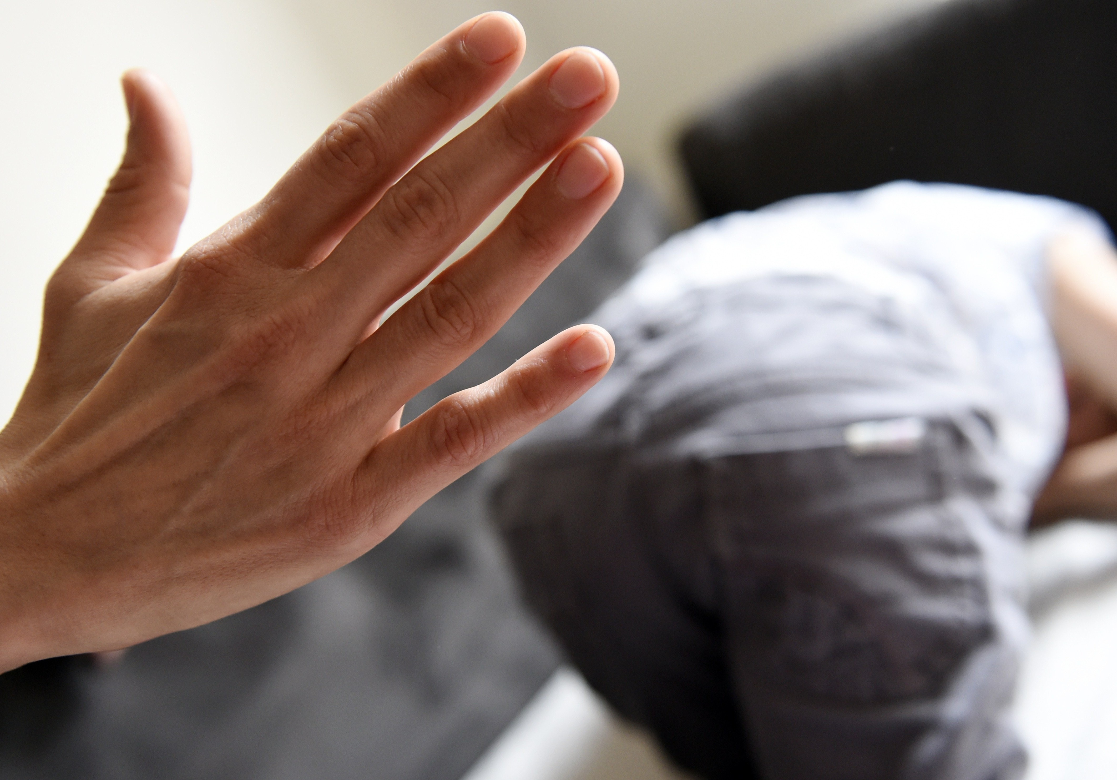 Hau qua khi cha me danh con hinh anh