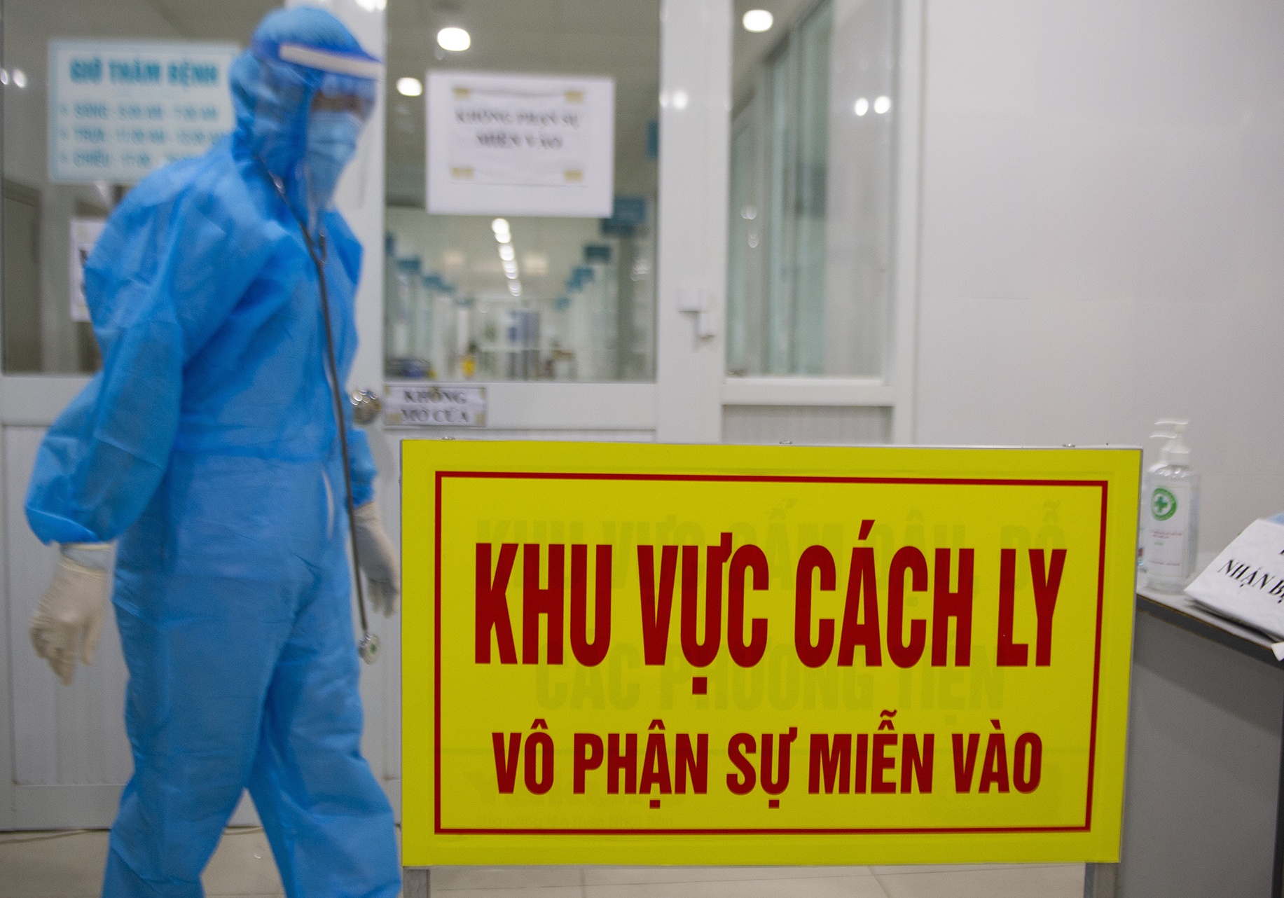 Nguoi phu nu tro ve tu Australia mac Covid-19 hinh anh