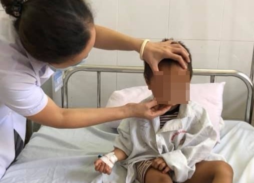 Dap mi vi bi day thun ban vao mat hinh anh