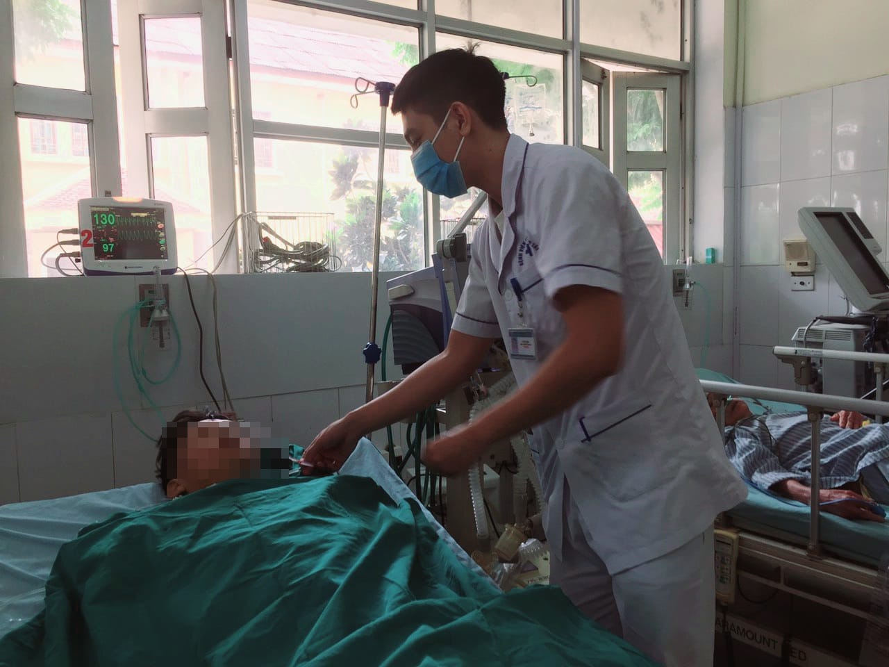 Cuu benh nhan soc mat mau anh 1