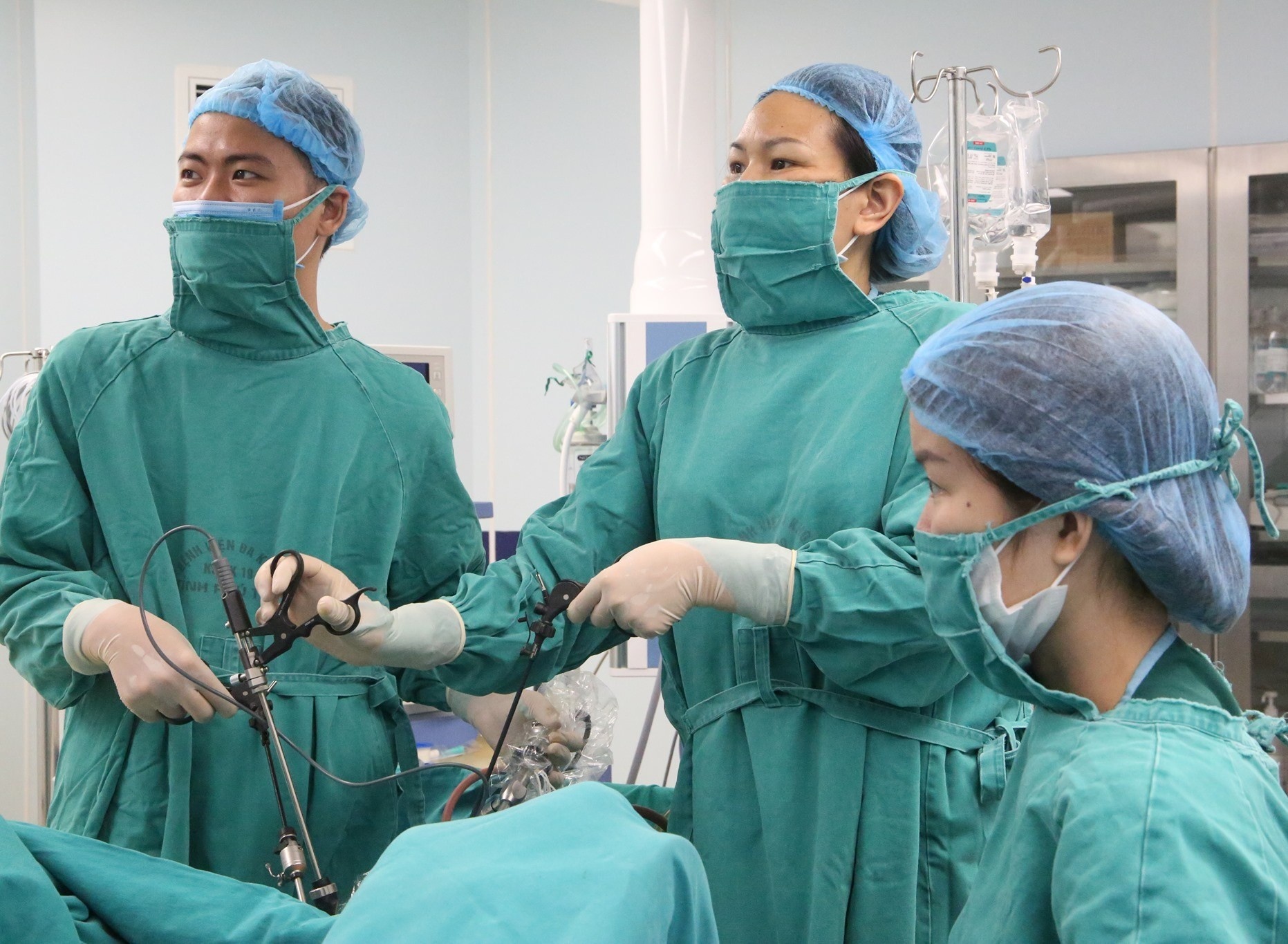 Phan phu benh nhan ap-xe chua 200 ml mu hinh anh