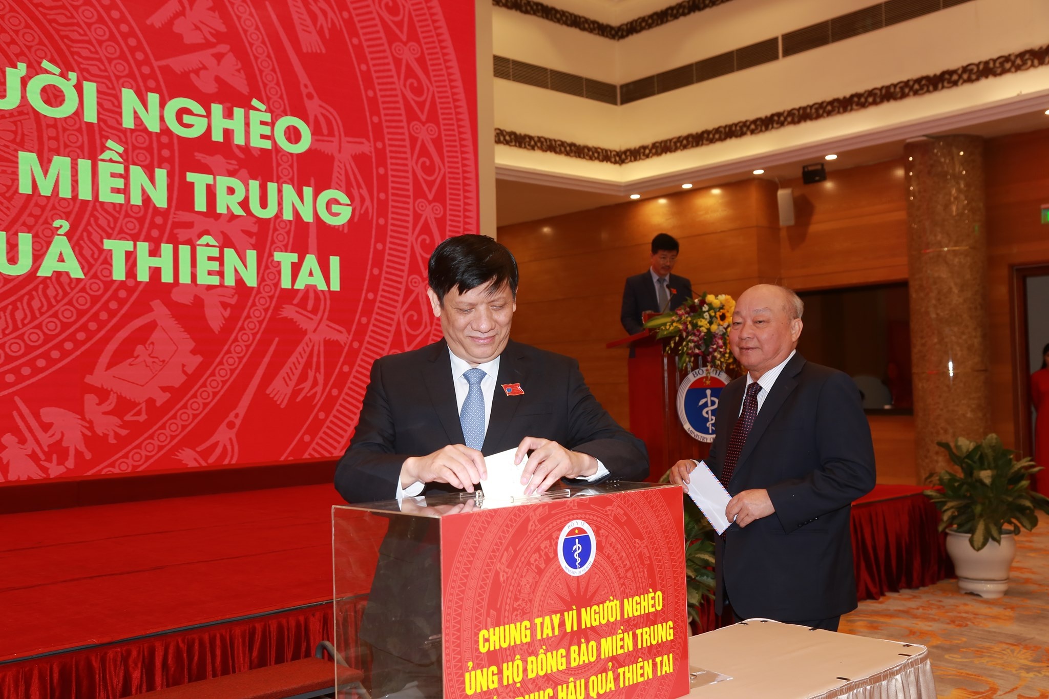 Ủng hộ 377 triệu đồng cho miền Trung ảnh 1 Ung ho 377 trieu dong cho mien Trung anh 1