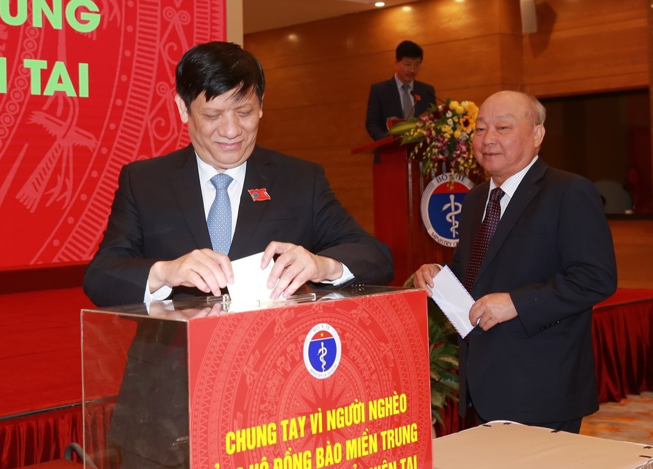 Quyen Bo truong Y te ung ho nguoi dan vung lu hinh anh