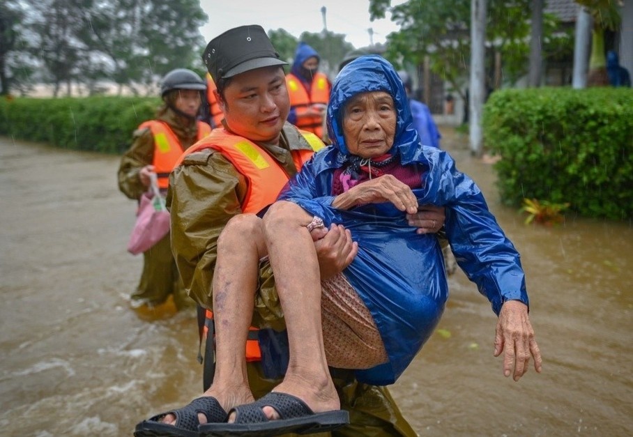 5 benh dich nguy hiem co the mac khi mua lu hinh anh