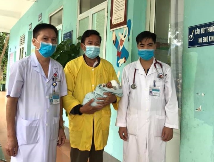 Bé sơ sinh mắc bệnh da vảy cá ảnh 1 Be so sinh mac benh da vay ca anh 1