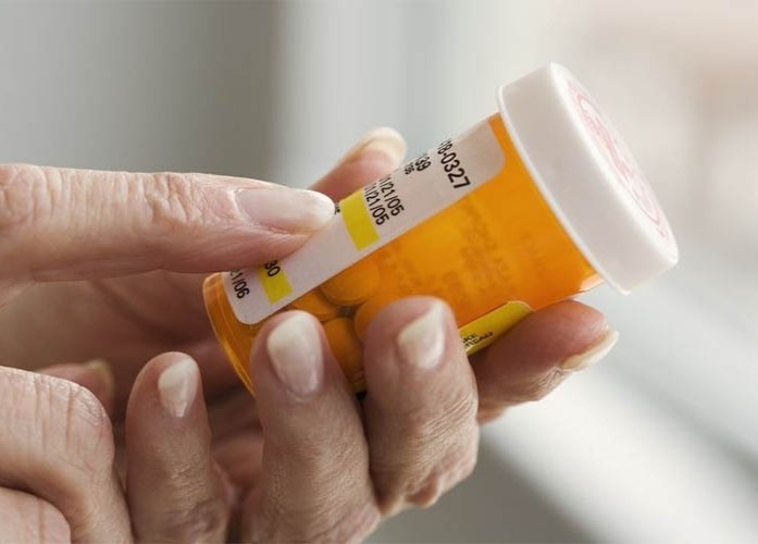 Benh nhan bi teo co tu chi vi lam dung thuoc chua corticoid hinh anh