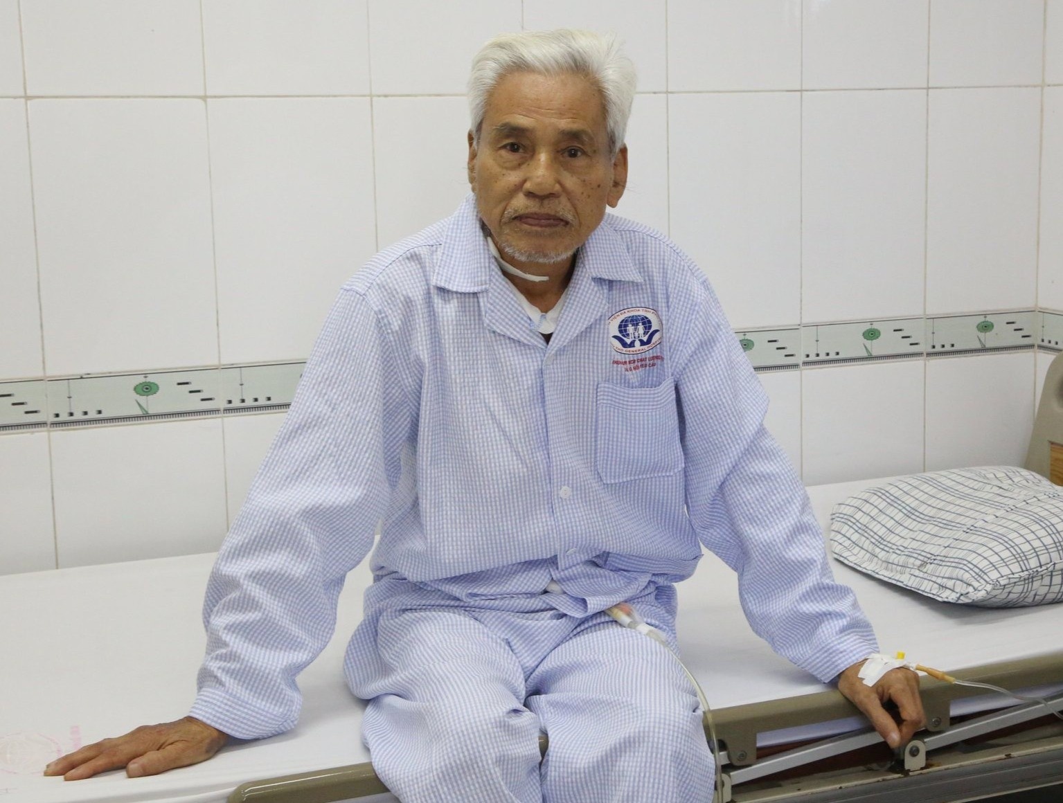 Cuu nguoi dan ong mac benh hiem hinh anh