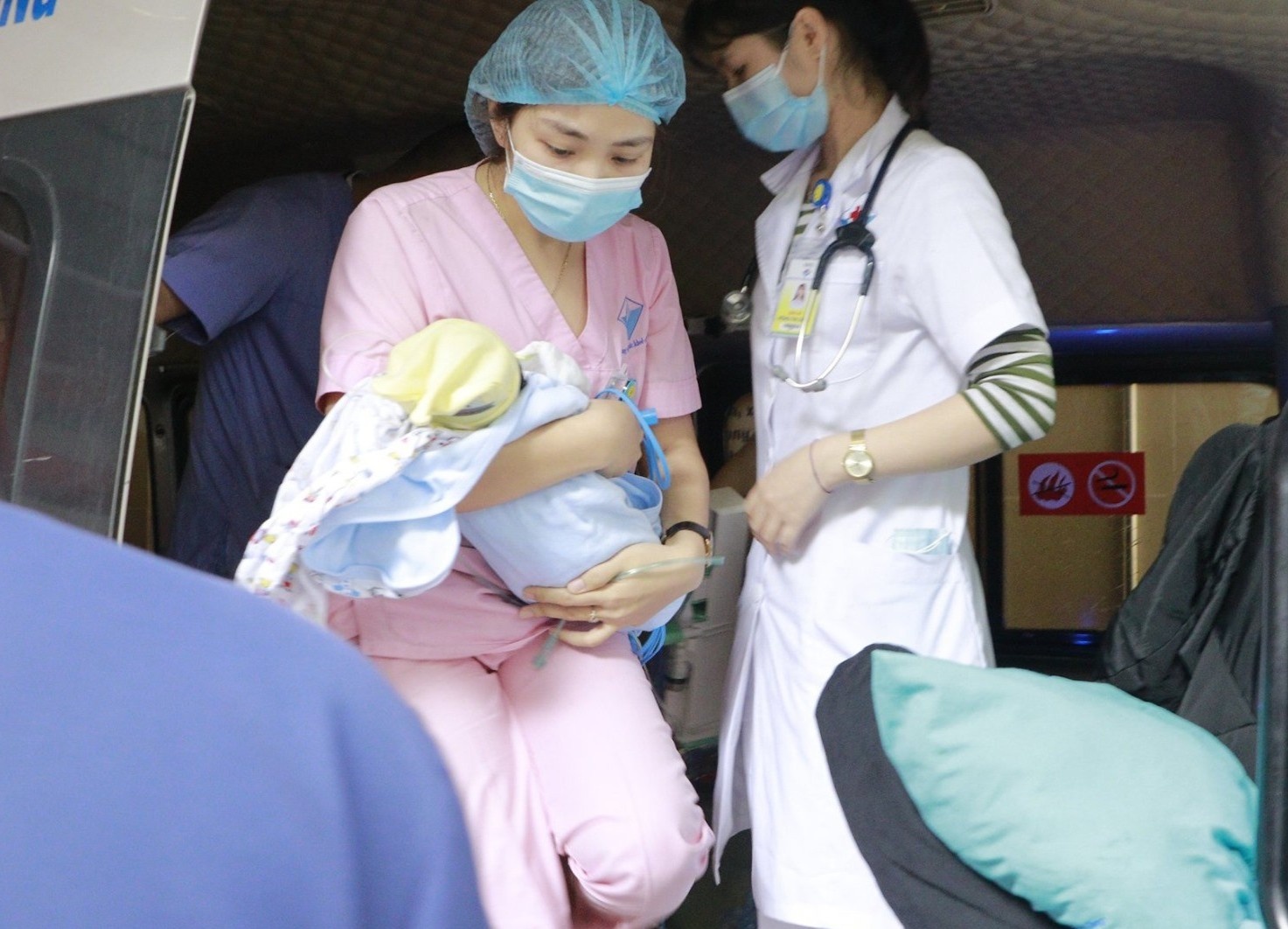 Bac si vuot 300 km giup be trai 7 ngay tuoi chuyen vien hinh anh