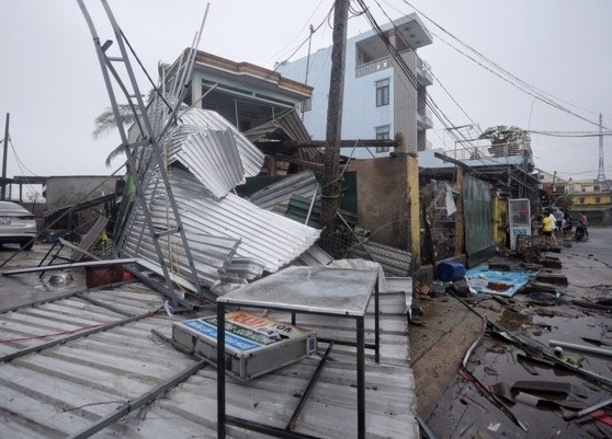 Bao so 9 tan pha nhieu co so y te o Binh Dinh, Quang Ngai hinh anh