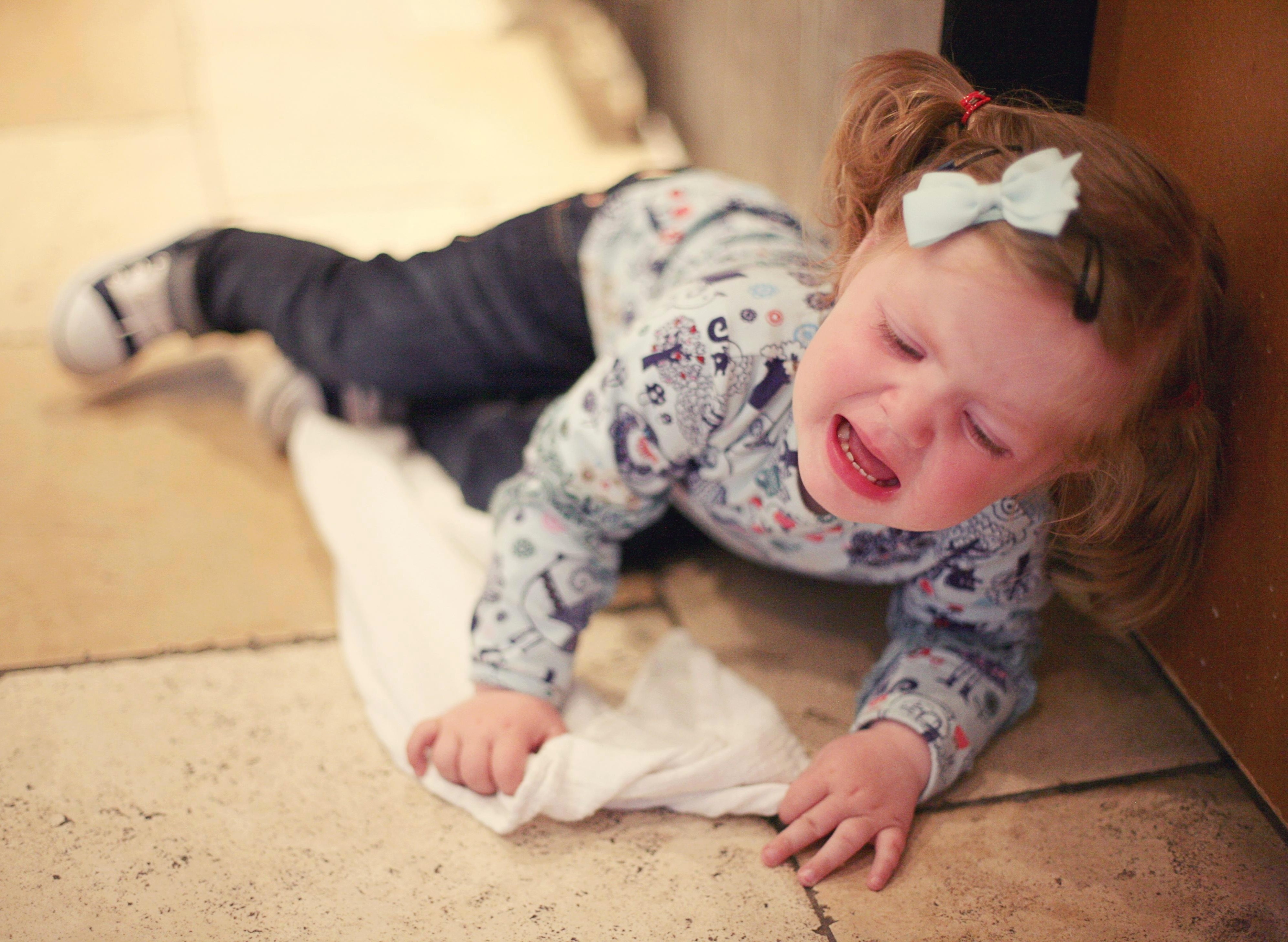 Vi sao tre nhong nheo khi gap cha me? hinh anh