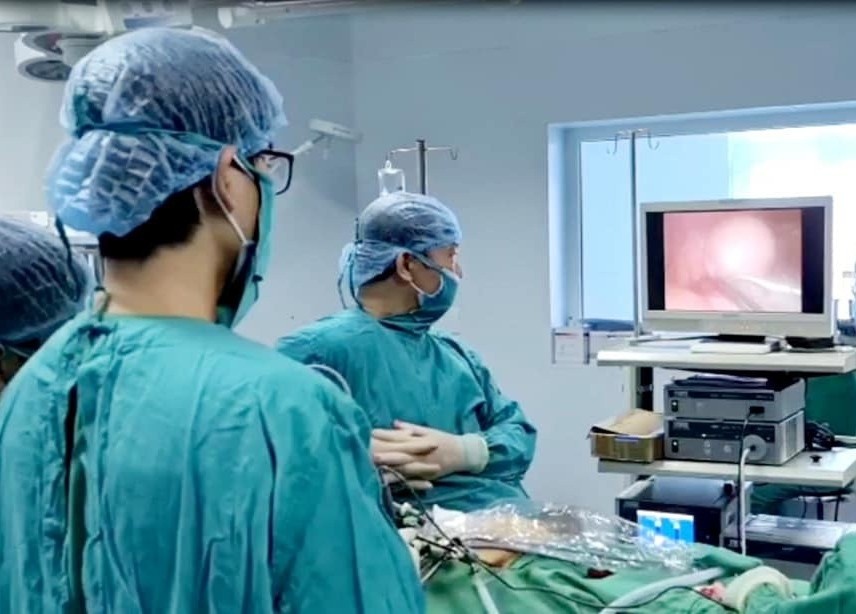 Nguoi phu nu co khoi u chua day toc trong buong trung hinh anh