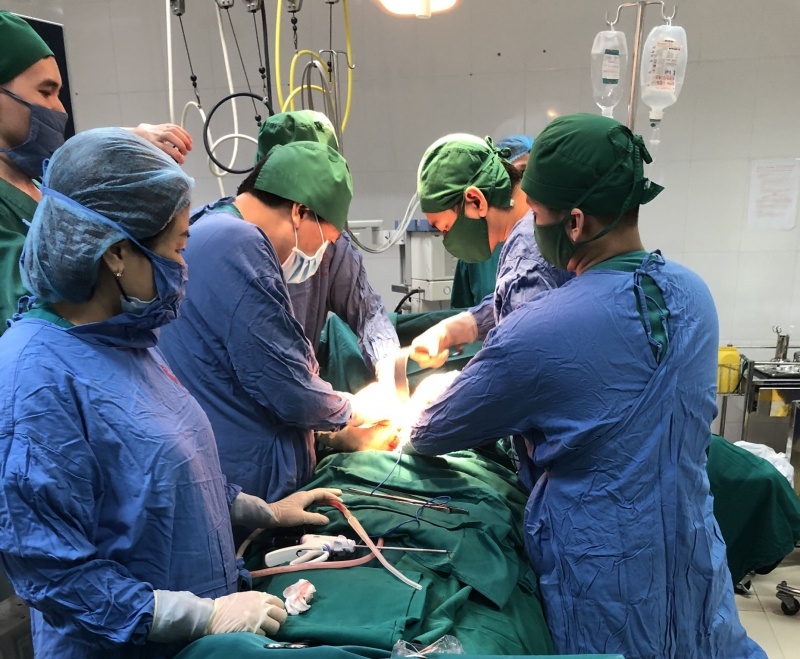 Khoi u 4 kg tren ha suon phai anh 1