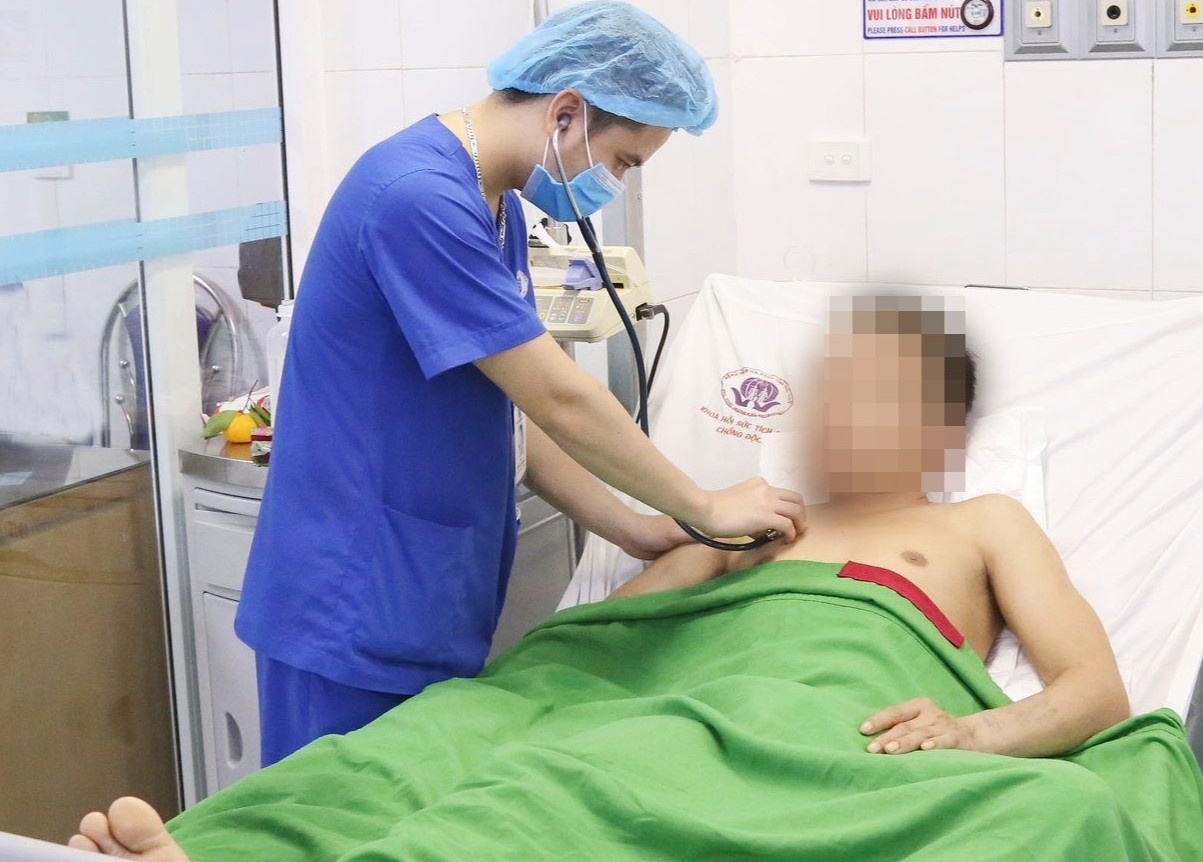 Nguoi dan ong bat tinh ben canh chai thuoc diet co hinh anh