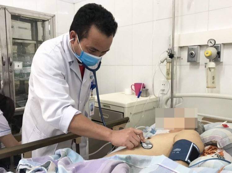 Benh nhan hon me vi tu uong thuoc khang sinh hinh anh
